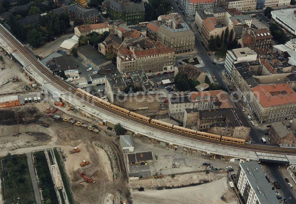 Aerial image Berlin - Neuer S-Bahnzug der Baureihe 481 (DWA-AG) im Berliner Stadtzentrum 18.09.1997