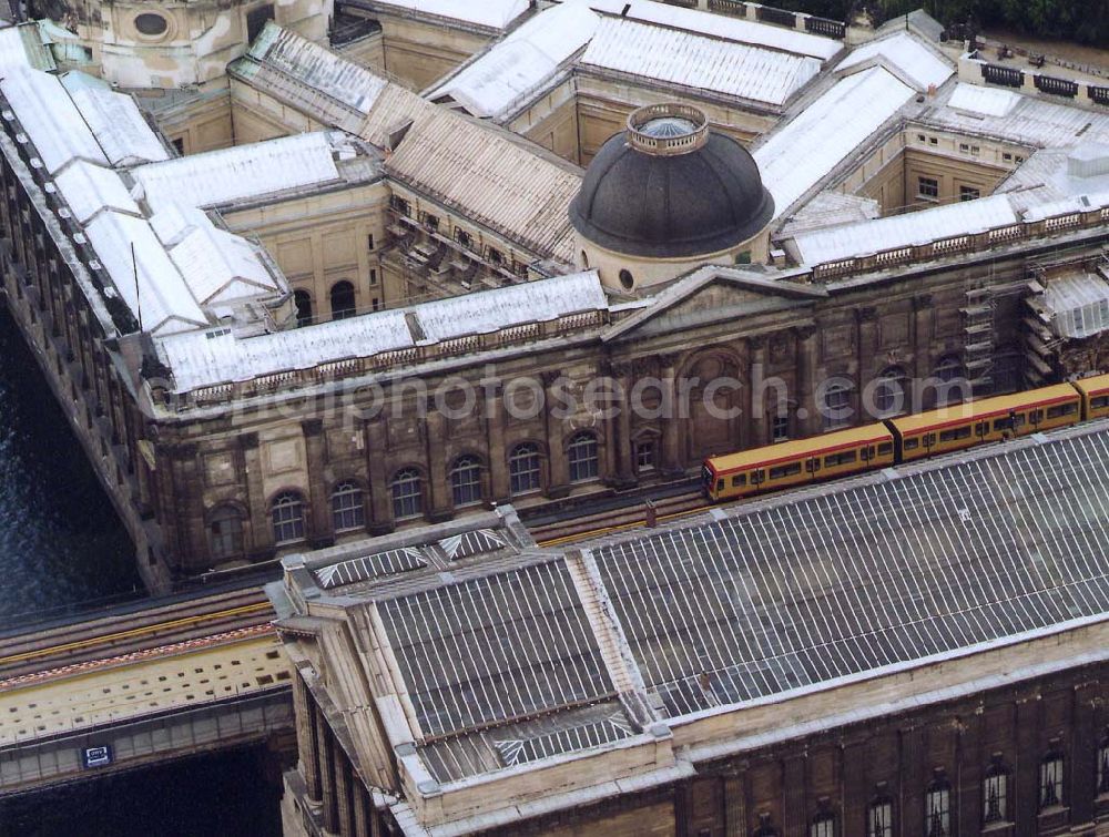 Berlin from the bird's eye view: Neuer S-Bahnzug der Baureihe 481 (DWA-AG) im Berliner Stadtzentrum 18.09.1997