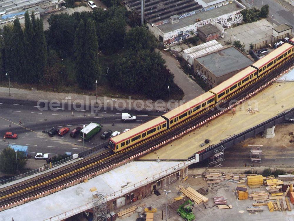 Berlin from the bird's eye view: Neuer S-Bahnzug der Baureihe 481 (DWA-AG) im Berliner Stadtzentrum 18.09.1997