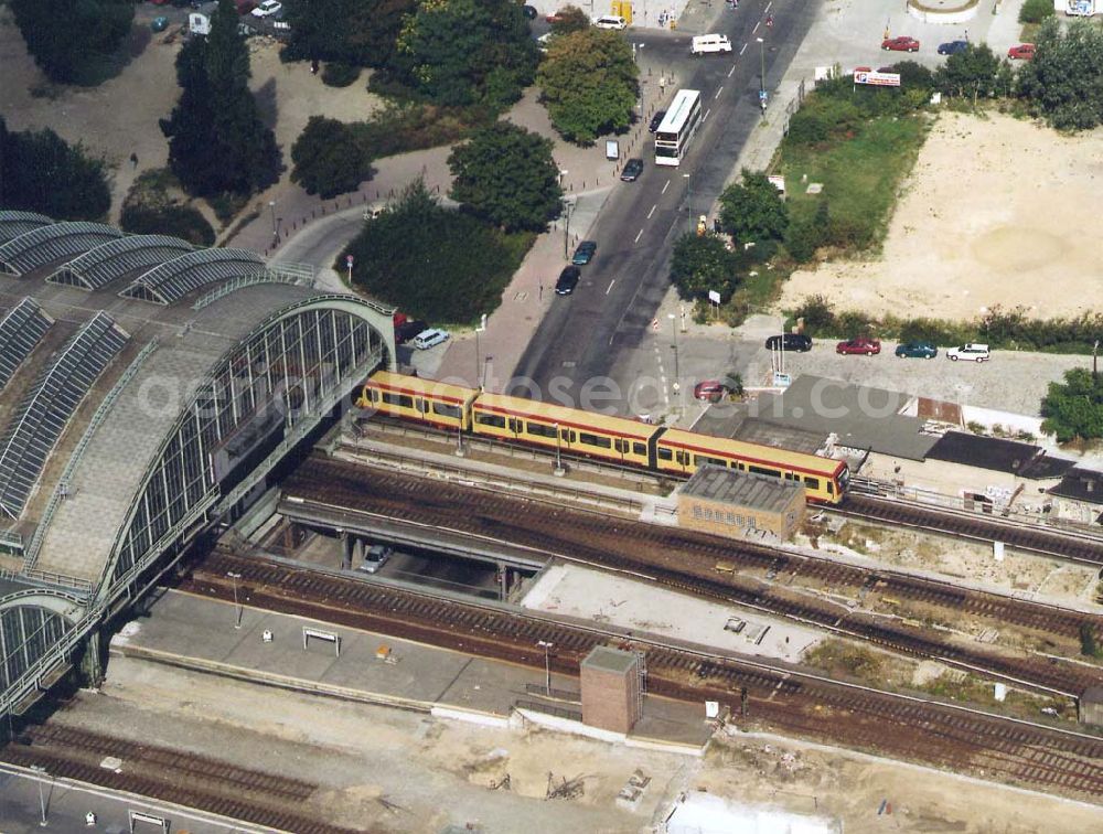 Berlin from above - Neuer S-Bahnzug der Baureihe 481 (DWA-AG) im Berliner Stadtzentrum 18.09.1997