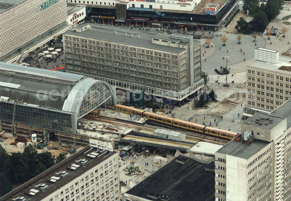 Berlin from the bird's eye view: Neuer S-Bahnzug der Baureihe 481 (DWA-AG) im Berliner Stadtzentrum 18.09.1997