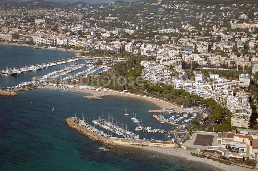 Cannes from above - Blick auf den Neuen Hafen Port Pierre Canto von Cannes in Palm Beach. Kontakt Hafen: Port Pierre Canto, Boulevard de la Croisette, 06400 Cannes, Tel. +33(0)492 188484, Fax +33(0)493 946618; Kontakt Touristinfo: Office du Tourisme, BP 272, 06403 Cannes Cedex, Tel. +33(0)492 99842 2, Fax +33(0)492 99842 3, Email: tourisme@semec.com