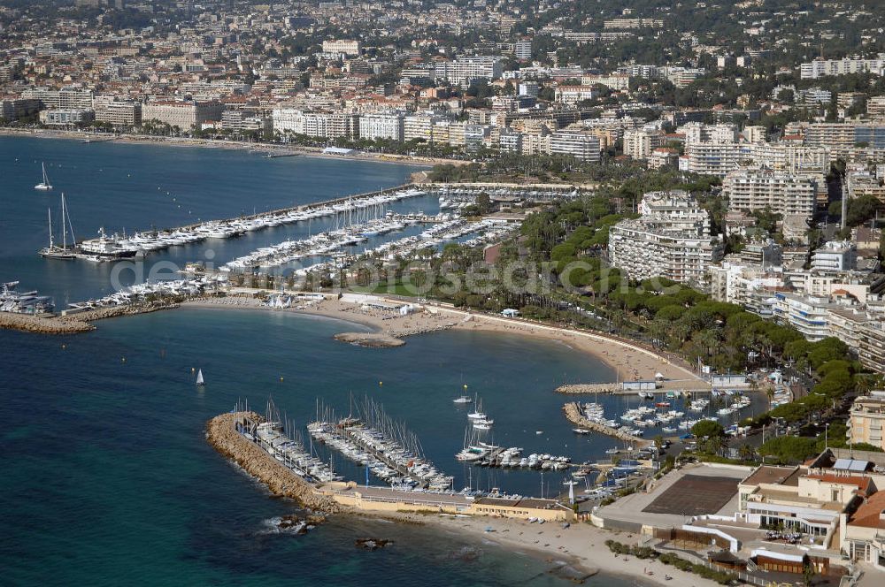 Cannes from the bird's eye view: Blick auf den Neuen Hafen Port Pierre Canto von Cannes in Palm Beach. Kontakt Hafen: Port Pierre Canto, Boulevard de la Croisette, 06400 Cannes, Tel. +33(0)492 188484, Fax +33(0)493 946618; Kontakt Touristinfo: Office du Tourisme, BP 272, 06403 Cannes Cedex, Tel. +33(0)492 99842 2, Fax +33(0)492 99842 3, Email: tourisme@semec.com