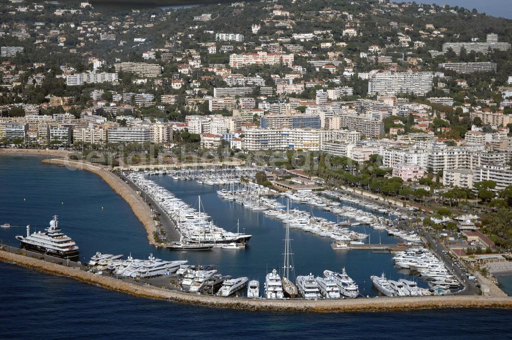 Cannes from above - Blick auf den Neuen Hafen Port Pierre Canto von Cannes in Palm Beach. Kontakt Hafen: Port Pierre Canto, Boulevard de la Croisette, 06400 Cannes, Tel. +33(0)492 188484, Fax +33(0)493 946618; Kontakt Touristinfo: Office du Tourisme, BP 272, 06403 Cannes Cedex, Tel. +33(0)492 99842 2, Fax +33(0)492 99842 3, Email: tourisme@semec.com