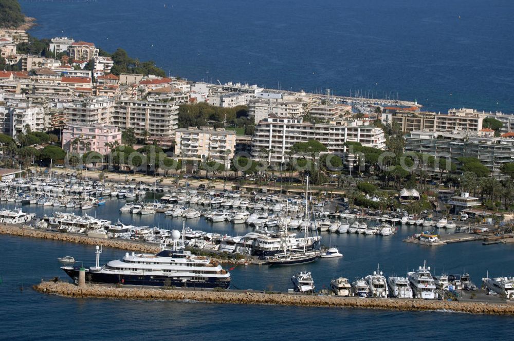 Cannes from above - Blick auf den Neuen Hafen Port Pierre Canto von Cannes in Palm Beach. Kontakt Hafen: Port Pierre Canto, Boulevard de la Croisette, 06400 Cannes, Tel. +33(0)492 188484, Fax +33(0)493 946618; Kontakt Touristinfo: Office du Tourisme, BP 272, 06403 Cannes Cedex, Tel. +33(0)492 99842 2, Fax +33(0)492 99842 3, Email: tourisme@semec.com