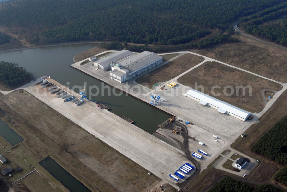 Schwedt / Oder from the bird's eye view: Blick auf den Neuen Hafen Schwedt / Oder in Brandenburg. Der Neue Hafen in Schwedt wurde im Oktober 2001 eröffnet. Mit dem Ausbau des alten Hafens gewinnt die Region Uckermark wieder an Bedeutung. Die Kosten für das Bauprojekt beliefen sich auf 21 Millionen Euro und schufen 5 Arbeitsplätze. Kontakt: Schwedter Hafengesellschaft mbH, Neuer Hafen 10, 16303 Schwedt / Oder, Tel. +49(0)3332 44911 8, Fax +49(0)3332 44911 9, Email: betrieb.hafen-schwedt@twschwedt.de; Hauptsitz: Heinersdorfer Damm 55 - 57, 16303 Schwedt / Oder