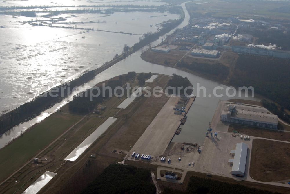 Aerial image Schwedt / Oder - Blick auf den Neuen Hafen Schwedt / Oder in Brandenburg. Der Neue Hafen in Schwedt wurde im Oktober 2001 eröffnet. Mit dem Ausbau des alten Hafens gewinnt die Region Uckermark wieder an Bedeutung. Die Kosten für das Bauprojekt beliefen sich auf 21 Millionen Euro und schufen 5 Arbeitsplätze. Kontakt: Schwedter Hafengesellschaft mbH, Neuer Hafen 10, 16303 Schwedt / Oder, Tel. +49(0)3332 44911 8, Fax +49(0)3332 44911 9, Email: betrieb.hafen-schwedt@twschwedt.de; Hauptsitz: Heinersdorfer Damm 55 - 57, 16303 Schwedt / Oder