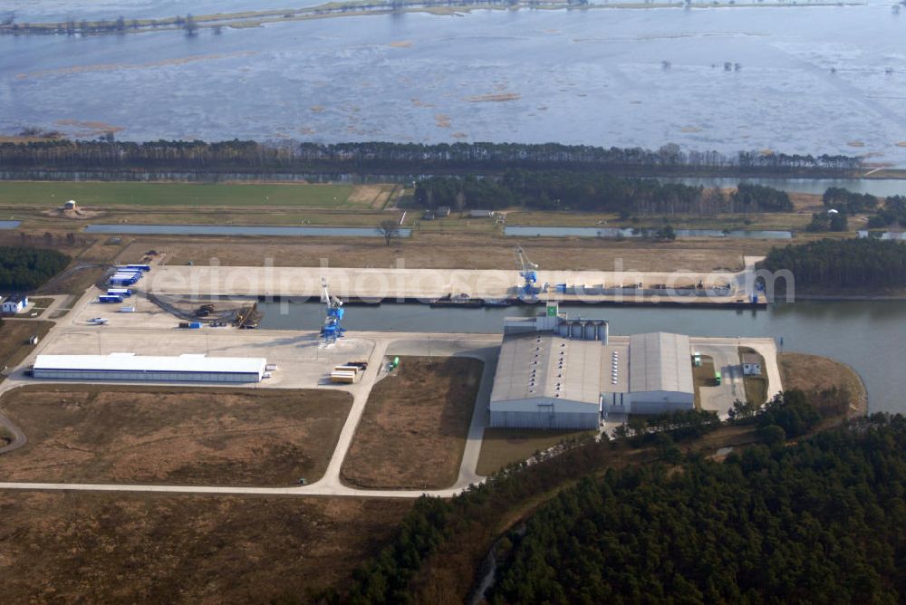 Aerial photograph Schwedt / Oder - Blick auf den Neuen Hafen Schwedt / Oder in Brandenburg. Der Neue Hafen in Schwedt wurde im Oktober 2001 eröffnet. Mit dem Ausbau des alten Hafens gewinnt die Region Uckermark wieder an Bedeutung. Die Kosten für das Bauprojekt beliefen sich auf 21 Millionen Euro und schufen 5 Arbeitsplätze. Kontakt: Schwedter Hafengesellschaft mbH, Neuer Hafen 10, 16303 Schwedt / Oder, Tel. +49(0)3332 44911 8, Fax +49(0)3332 44911 9, Email: betrieb.hafen-schwedt@twschwedt.de; Hauptsitz: Heinersdorfer Damm 55 - 57, 16303 Schwedt / Oder