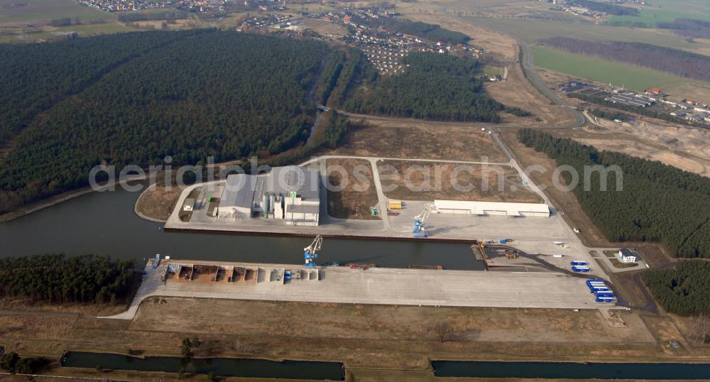 Schwedt / Oder from above - Blick auf den Neuen Hafen Schwedt / Oder in Brandenburg. Der Neue Hafen in Schwedt wurde im Oktober 2001 eröffnet. Mit dem Ausbau des alten Hafens gewinnt die Region Uckermark wieder an Bedeutung. Die Kosten für das Bauprojekt beliefen sich auf 21 Millionen Euro und schufen 5 Arbeitsplätze. Kontakt: Schwedter Hafengesellschaft mbH, Neuer Hafen 10, 16303 Schwedt / Oder, Tel. +49(0)3332 44911 8, Fax +49(0)3332 44911 9, Email: betrieb.hafen-schwedt@twschwedt.de; Hauptsitz: Heinersdorfer Damm 55 - 57, 16303 Schwedt / Oder