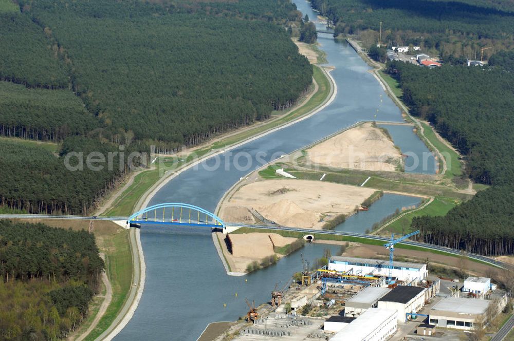 Eberswalde from the bird's eye view: Blick auf den verlegten Oder-Havel-Kanal. Dieser wurde für den Betrieb mit hochseetauglichen Schiffen ausgebaut. Dazu wurde nördlich von Eberswalde das Kanalbett umgeleitet, um als Ersatz für die Kanalbrücke einen Tunnel unter dem neuen Kanal zu bauen.