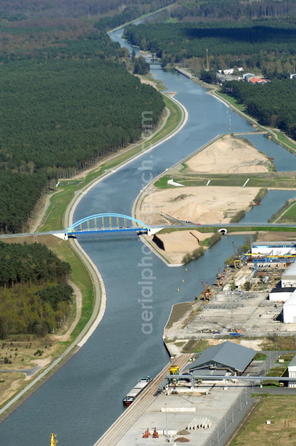 Aerial photograph Eberswalde - Blick auf den verlegten Oder-Havel-Kanal. Dieser wurde für den Betrieb mit hochseetauglichen Schiffen ausgebaut. Dazu wurde nördlich von Eberswalde das Kanalbett umgeleitet, um als Ersatz für die Kanalbrücke einen Tunnel unter dem neuen Kanal zu bauen.