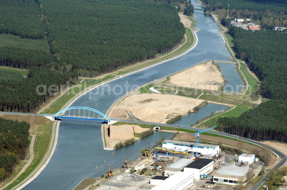 Eberswalde from the bird's eye view: Blick auf den verlegten Oder-Havel-Kanal. Dieser wurde für den Betrieb mit hochseetauglichen Schiffen ausgebaut. Dazu wurde nördlich von Eberswalde das Kanalbett umgeleitet, um als Ersatz für die Kanalbrücke einen Tunnel unter dem neuen Kanal zu bauen.