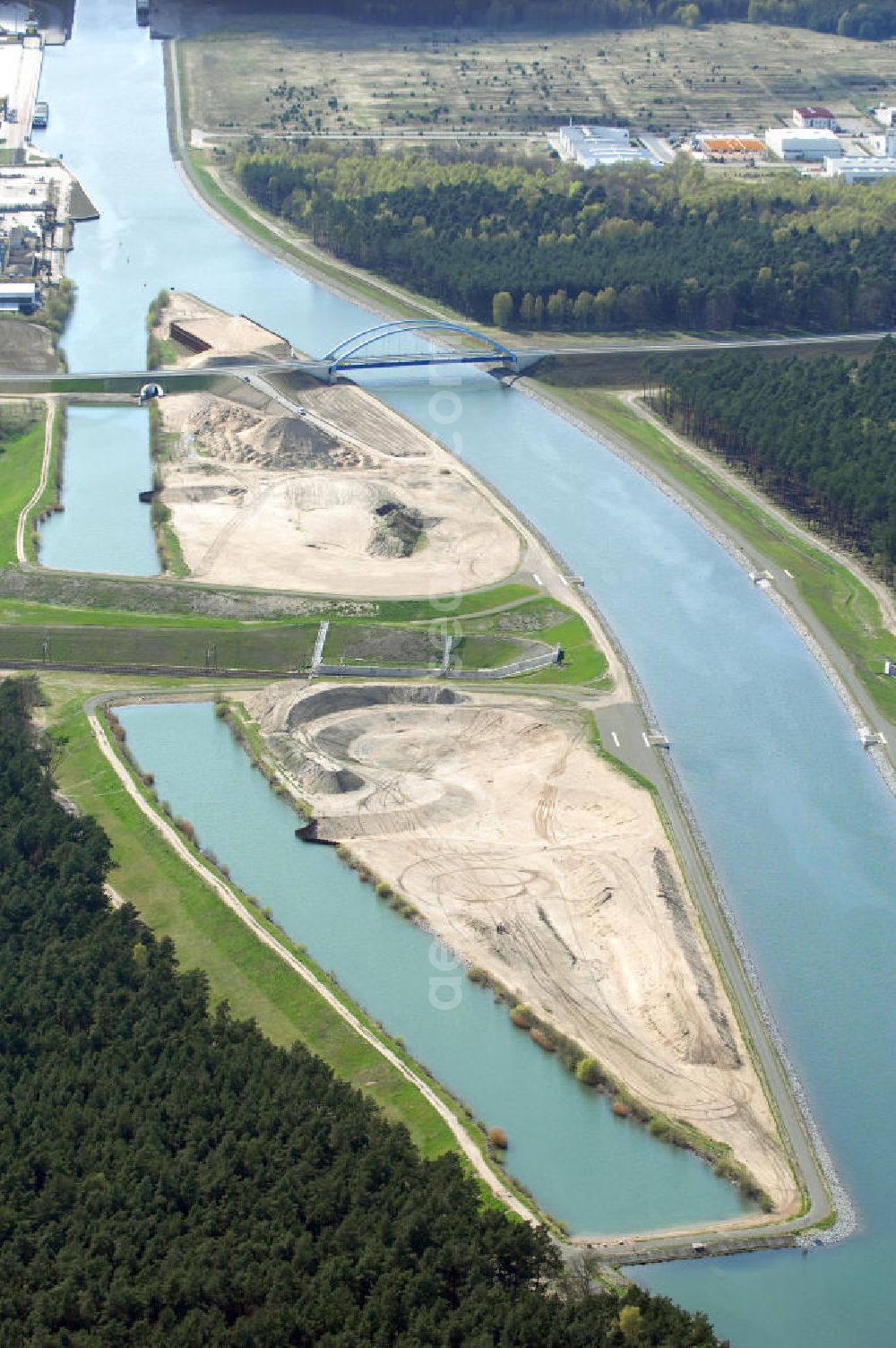 Aerial photograph Eberswalde - Blick auf den verlegten Oder-Havel-Kanal. Dieser wurde für den Betrieb mit hochseetauglichen Schiffen ausgebaut. Dazu wurde nördlich von Eberswalde das Kanalbett umgeleitet, um als Ersatz für die Kanalbrücke einen Tunnel unter dem neuen Kanal zu bauen.