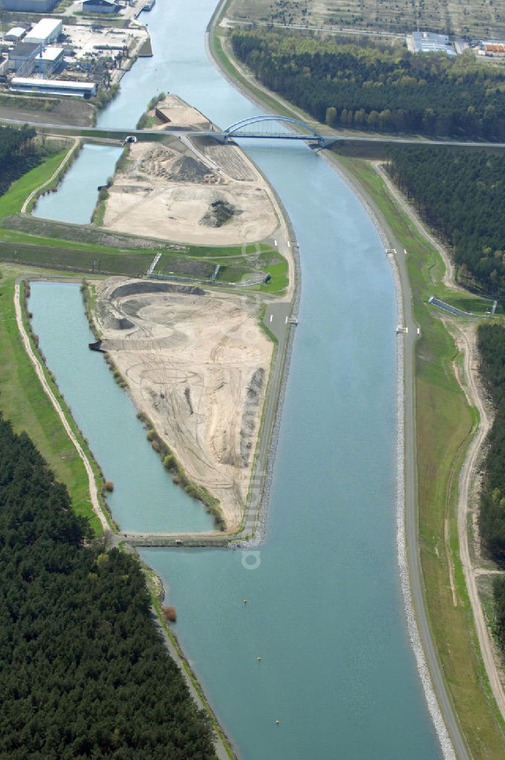 Eberswalde from above - Blick auf den verlegten Oder-Havel-Kanal. Dieser wurde für den Betrieb mit hochseetauglichen Schiffen ausgebaut. Dazu wurde nördlich von Eberswalde das Kanalbett umgeleitet, um als Ersatz für die Kanalbrücke einen Tunnel unter dem neuen Kanal zu bauen.