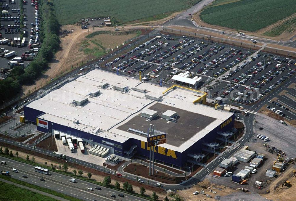 Koblenz from the bird's eye view: : Neueröffnung des ersten IKEA Möbel-Kompetenz-Zentrum in Deutschland auf insgesamt 115.000 Quadratmetern Grundstücksfläche.In den Zentren haben Einzelhändler rund um das Thema „Wohnen“ die Möglichkeit, Verkaufsflächen anzumieten. Es werden zusätzliche 150 Arbeitsplätze geschaffen. Als erster Partner von IKEA wird die Firma Saturn Ende Oktober 2006 einen Markt eröffnen. Die gesamten Investitionskosten in das Möbel-Kompetenz-Zentrum betragen ca. 45 Mio. Euro. Es werden ca. 2.075 Parkplätze für Kunden zur Verfügung stehen. Weitere Zentren sind unter an derem in Würzburg, Köln und Bremen geplant.