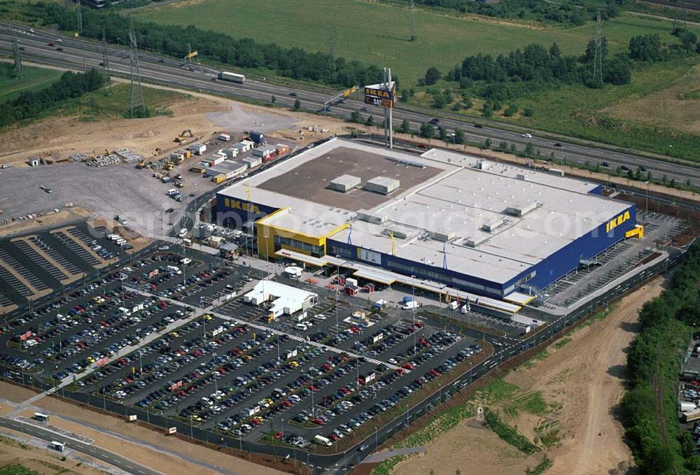 Koblenz from above - : Neueröffnung des ersten IKEA Möbel-Kompetenz-Zentrum in Deutschland auf insgesamt 115.000 Quadratmetern Grundstücksfläche.In den Zentren haben Einzelhändler rund um das Thema „Wohnen“ die Möglichkeit, Verkaufsflächen anzumieten. Es werden zusätzliche 150 Arbeitsplätze geschaffen. Als erster Partner von IKEA wird die Firma Saturn Ende Oktober 2006 einen Markt eröffnen. Die gesamten Investitionskosten in das Möbel-Kompetenz-Zentrum betragen ca. 45 Mio. Euro. Es werden ca. 2.075 Parkplätze für Kunden zur Verfügung stehen. Weitere Zentren sind unter an derem in Würzburg, Köln und Bremen geplant.