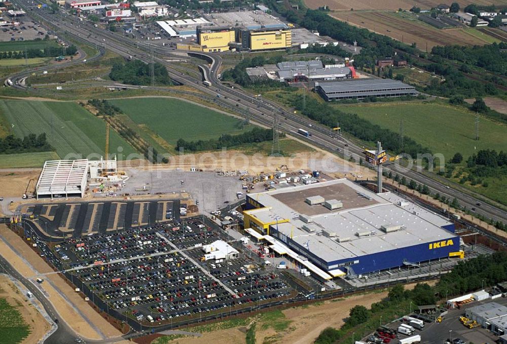 Koblenz from the bird's eye view: : Neueröffnung des ersten IKEA Möbel-Kompetenz-Zentrum in Deutschland auf insgesamt 115.000 Quadratmetern Grundstücksfläche.In den Zentren haben Einzelhändler rund um das Thema „Wohnen“ die Möglichkeit, Verkaufsflächen anzumieten. Es werden zusätzliche 150 Arbeitsplätze geschaffen. Als erster Partner von IKEA wird die Firma Saturn Ende Oktober 2006 einen Markt eröffnen. Die gesamten Investitionskosten in das Möbel-Kompetenz-Zentrum betragen ca. 45 Mio. Euro. Es werden ca. 2.075 Parkplätze für Kunden zur Verfügung stehen. Weitere Zentren sind unter an derem in Würzburg, Köln und Bremen geplant.