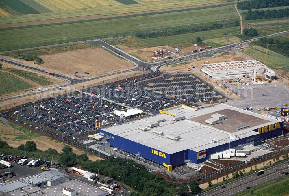 Koblenz from above - : Neueröffnung des ersten IKEA Möbel-Kompetenz-Zentrum in Deutschland auf insgesamt 115.000 Quadratmetern Grundstücksfläche.In den Zentren haben Einzelhändler rund um das Thema „Wohnen“ die Möglichkeit, Verkaufsflächen anzumieten. Es werden zusätzliche 150 Arbeitsplätze geschaffen. Als erster Partner von IKEA wird die Firma Saturn Ende Oktober 2006 einen Markt eröffnen. Die gesamten Investitionskosten in das Möbel-Kompetenz-Zentrum betragen ca. 45 Mio. Euro. Es werden ca. 2.075 Parkplätze für Kunden zur Verfügung stehen. Weitere Zentren sind unter an derem in Würzburg, Köln und Bremen geplant.