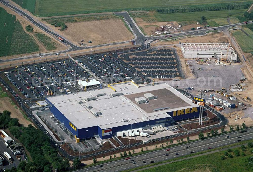 Koblenz from the bird's eye view: : Neueröffnung des ersten IKEA Möbel-Kompetenz-Zentrum in Deutschland auf insgesamt 115.000 Quadratmetern Grundstücksfläche.In den Zentren haben Einzelhändler rund um das Thema „Wohnen“ die Möglichkeit, Verkaufsflächen anzumieten. Es werden zusätzliche 150 Arbeitsplätze geschaffen. Als erster Partner von IKEA wird die Firma Saturn Ende Oktober 2006 einen Markt eröffnen. Die gesamten Investitionskosten in das Möbel-Kompetenz-Zentrum betragen ca. 45 Mio. Euro. Es werden ca. 2.075 Parkplätze für Kunden zur Verfügung stehen. Weitere Zentren sind unter an derem in Würzburg, Köln und Bremen geplant.