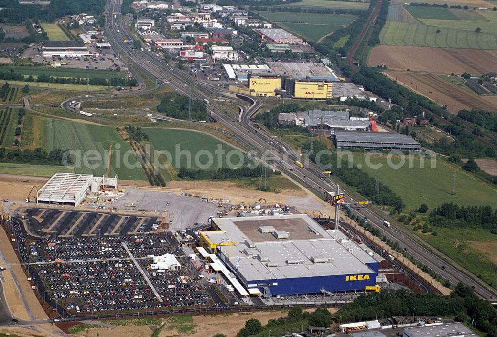 Koblenz from above - : Neueröffnung des ersten IKEA Möbel-Kompetenz-Zentrum in Deutschland auf insgesamt 115.000 Quadratmetern Grundstücksfläche.In den Zentren haben Einzelhändler rund um das Thema „Wohnen“ die Möglichkeit, Verkaufsflächen anzumieten. Es werden zusätzliche 150 Arbeitsplätze geschaffen. Als erster Partner von IKEA wird die Firma Saturn Ende Oktober 2006 einen Markt eröffnen. Die gesamten Investitionskosten in das Möbel-Kompetenz-Zentrum betragen ca. 45 Mio. Euro. Es werden ca. 2.075 Parkplätze für Kunden zur Verfügung stehen. Weitere Zentren sind unter an derem in Würzburg, Köln und Bremen geplant.