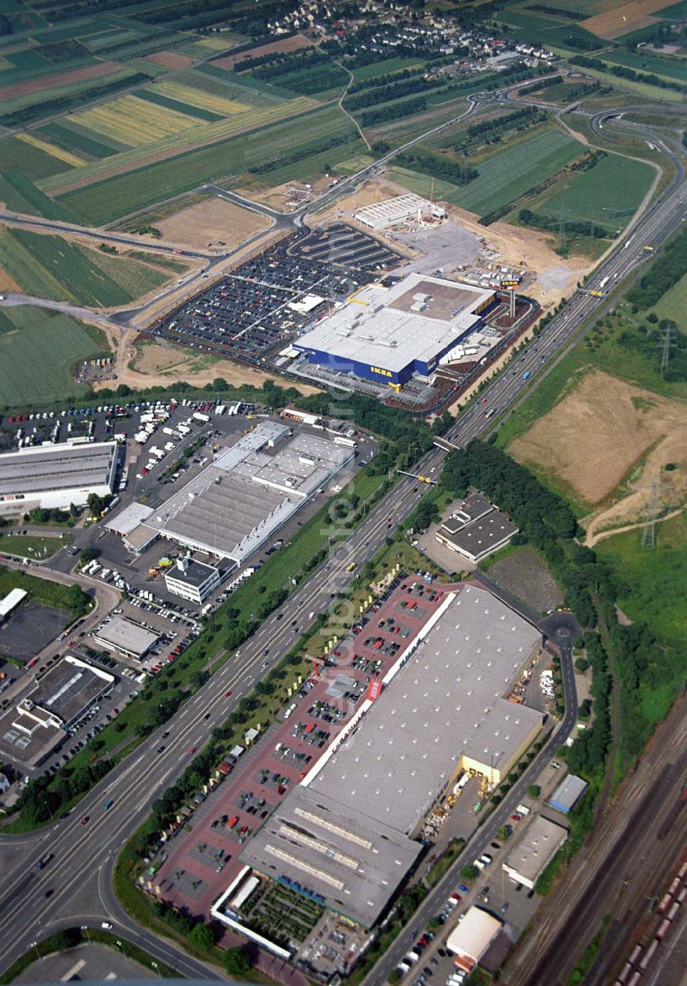 Koblenz from the bird's eye view: : Neueröffnung des ersten IKEA Möbel-Kompetenz-Zentrum in Deutschland auf insgesamt 115.000 Quadratmetern Grundstücksfläche.In den Zentren haben Einzelhändler rund um das Thema „Wohnen“ die Möglichkeit, Verkaufsflächen anzumieten. Es werden zusätzliche 150 Arbeitsplätze geschaffen. Als erster Partner von IKEA wird die Firma Saturn Ende Oktober 2006 einen Markt eröffnen. Die gesamten Investitionskosten in das Möbel-Kompetenz-Zentrum betragen ca. 45 Mio. Euro. Es werden ca. 2.075 Parkplätze für Kunden zur Verfügung stehen. Weitere Zentren sind unter an derem in Würzburg, Köln und Bremen geplant.