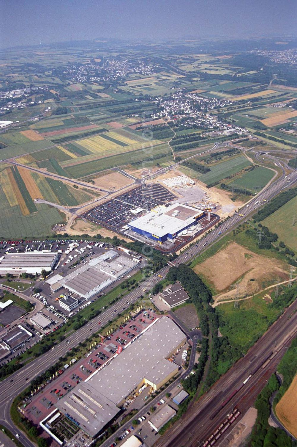 Aerial image Koblenz - : Neueröffnung des ersten IKEA Möbel-Kompetenz-Zentrum in Deutschland auf insgesamt 115.000 Quadratmetern Grundstücksfläche.In den Zentren haben Einzelhändler rund um das Thema „Wohnen“ die Möglichkeit, Verkaufsflächen anzumieten. Es werden zusätzliche 150 Arbeitsplätze geschaffen. Als erster Partner von IKEA wird die Firma Saturn Ende Oktober 2006 einen Markt eröffnen. Die gesamten Investitionskosten in das Möbel-Kompetenz-Zentrum betragen ca. 45 Mio. Euro. Es werden ca. 2.075 Parkplätze für Kunden zur Verfügung stehen. Weitere Zentren sind unter an derem in Würzburg, Köln und Bremen geplant.