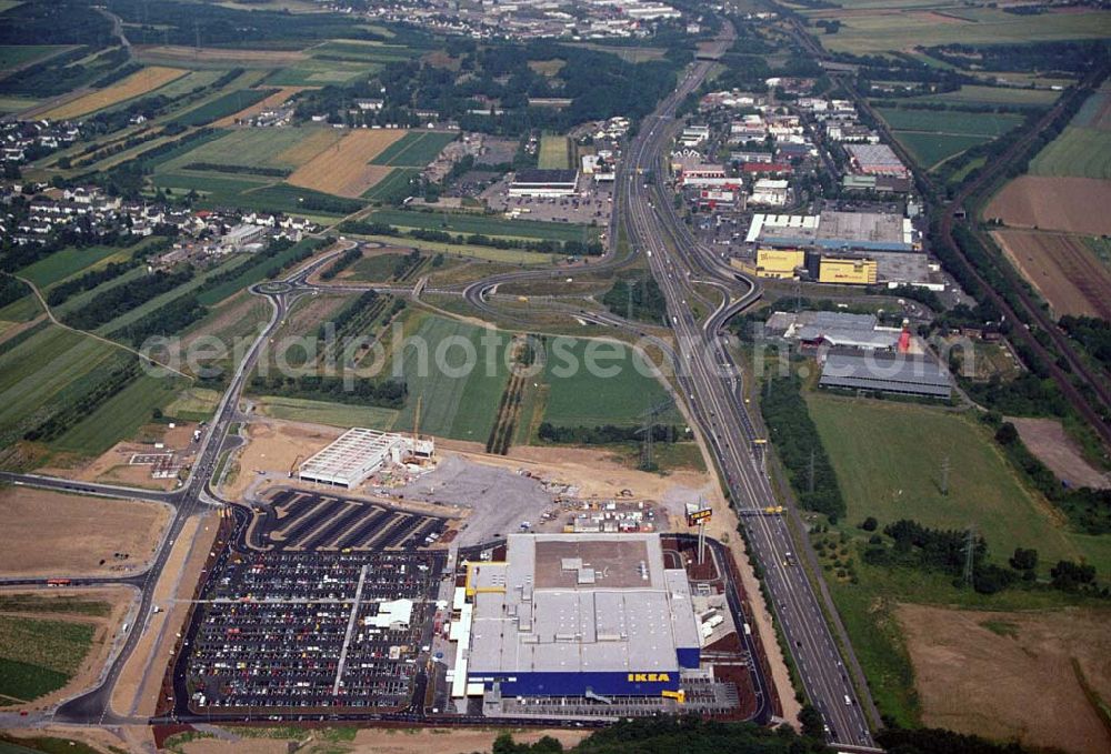 Koblenz from the bird's eye view: : Neueröffnung des ersten IKEA Möbel-Kompetenz-Zentrum in Deutschland auf insgesamt 115.000 Quadratmetern Grundstücksfläche.In den Zentren haben Einzelhändler rund um das Thema „Wohnen“ die Möglichkeit, Verkaufsflächen anzumieten. Es werden zusätzliche 150 Arbeitsplätze geschaffen. Als erster Partner von IKEA wird die Firma Saturn Ende Oktober 2006 einen Markt eröffnen. Die gesamten Investitionskosten in das Möbel-Kompetenz-Zentrum betragen ca. 45 Mio. Euro. Es werden ca. 2.075 Parkplätze für Kunden zur Verfügung stehen. Weitere Zentren sind unter an derem in Würzburg, Köln und Bremen geplant.