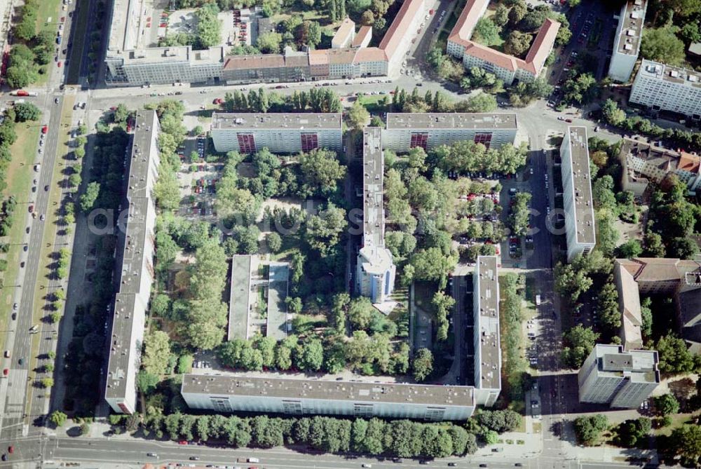 Berlin - Friedrichshain from the bird's eye view: Neuerrichtetes Seniorenhaus im Wohngebiet an der Singerstraße in Berlin - Friedrichshain - ein Projekt der Wohnungsbaugesellschaft Friedrichshain.