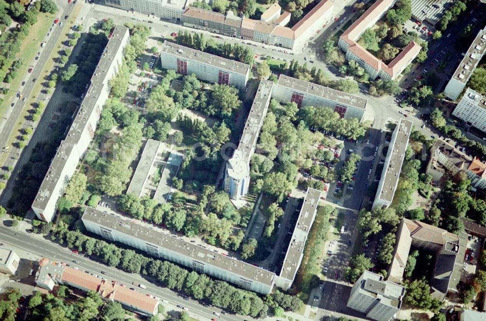 Aerial image Berlin - Friedrichshain - Neuerrichtetes Seniorenhaus im Wohngebiet an der Singerstraße in Berlin - Friedrichshain - ein Projekt der Wohnungsbaugesellschaft Friedrichshain.