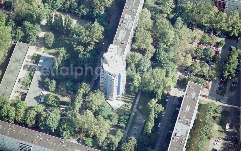 Aerial photograph Berlin - Friedrichshain - Neuerrichtetes Seniorenhaus im Wohngebiet an der Singerstraße in Berlin - Friedrichshain - ein Projekt der Wohnungsbaugesellschaft Friedrichshain.