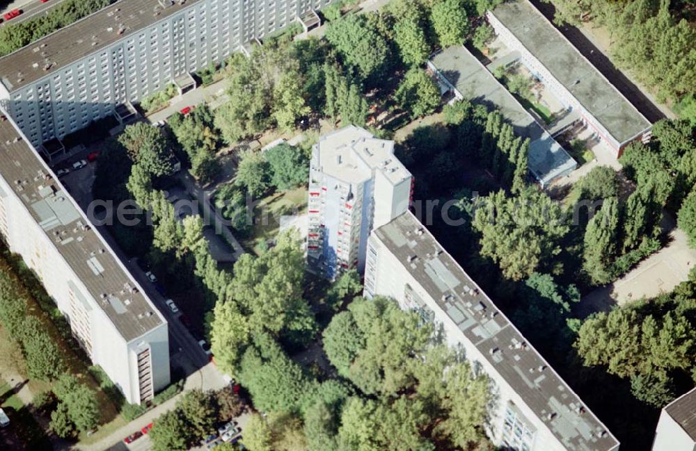 Berlin - Friedrichshain from above - Neuerrichtetes Seniorenhaus im Wohngebiet an der Singerstraße in Berlin - Friedrichshain - ein Projekt der Wohnungsbaugesellschaft Friedrichshain.