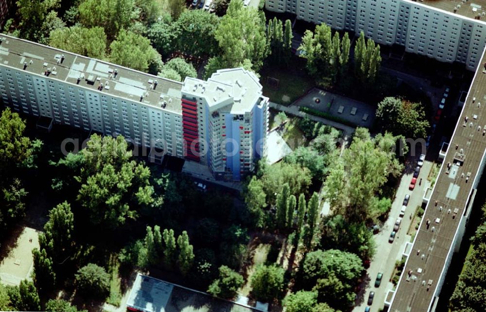 Berlin - Friedrichshain from the bird's eye view: Neuerrichtetes Seniorenhaus im Wohngebiet an der Singerstraße in Berlin - Friedrichshain - ein Projekt der Wohnungsbaugesellschaft Friedrichshain.