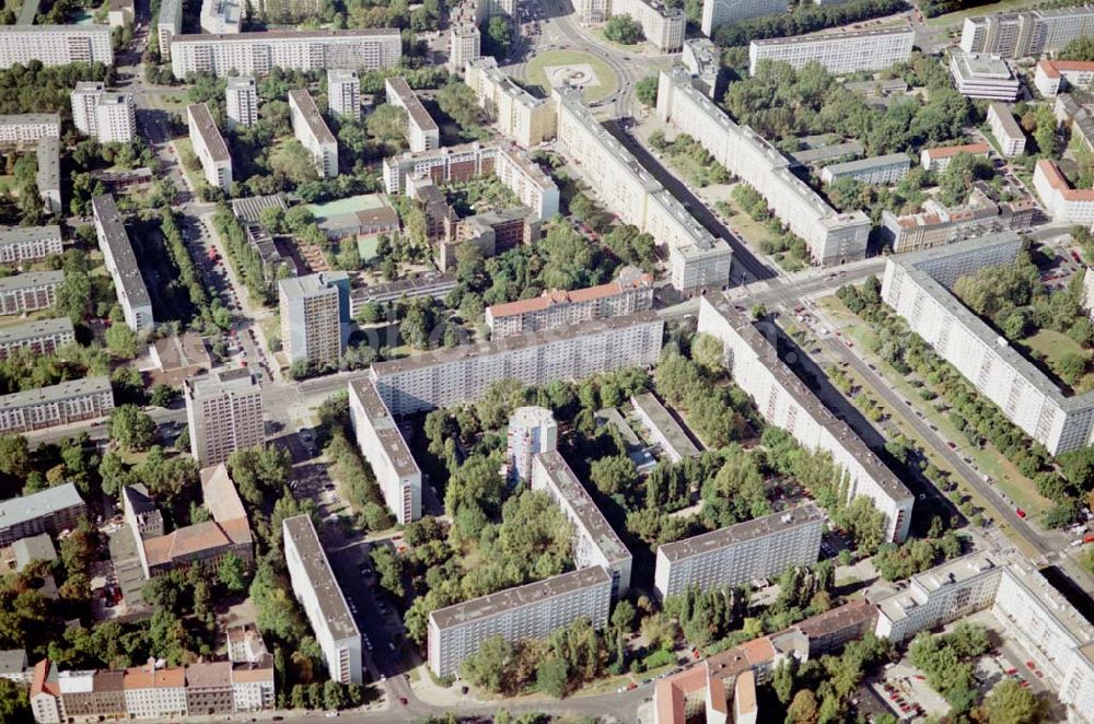 Aerial image Berlin - Friedrichshain - Neuerrichtetes Seniorenhaus im Wohngebiet an der Singerstraße in Berlin - Friedrichshain - ein Projekt der Wohnungsbaugesellschaft Friedrichshain.