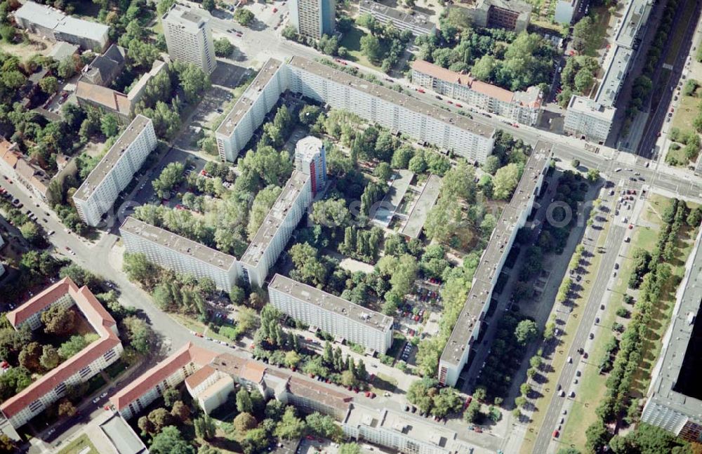 Aerial photograph Berlin - Friedrichshain - Neuerrichtetes Seniorenhaus im Wohngebiet an der Singerstraße in Berlin - Friedrichshain - ein Projekt der Wohnungsbaugesellschaft Friedrichshain.