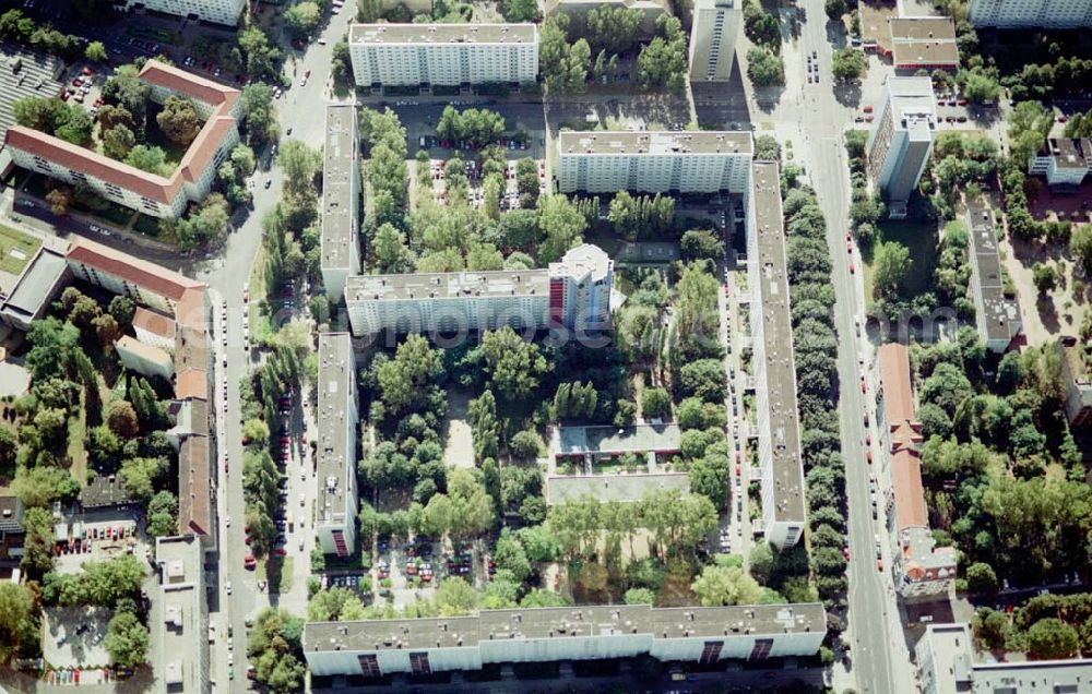 Berlin - Friedrichshain from above - Neuerrichtetes Seniorenhaus im Wohngebiet an der Singerstraße in Berlin - Friedrichshain - ein Projekt der Wohnungsbaugesellschaft Friedrichshain.