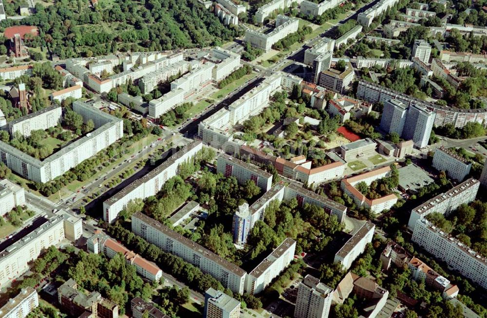 Berlin - Friedrichshain from the bird's eye view: Neuerrichtetes Seniorenhaus im Wohngebiet an der Singerstraße in Berlin - Friedrichshain - ein Projekt der Wohnungsbaugesellschaft Friedrichshain.