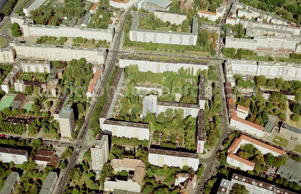 Aerial image Berlin - Friedrichshain - Neuerrichtetes Seniorenhaus im Wohngebiet an der Singerstraße in Berlin - Friedrichshain - ein Projekt der Wohnungsbaugesellschaft Friedrichshain.