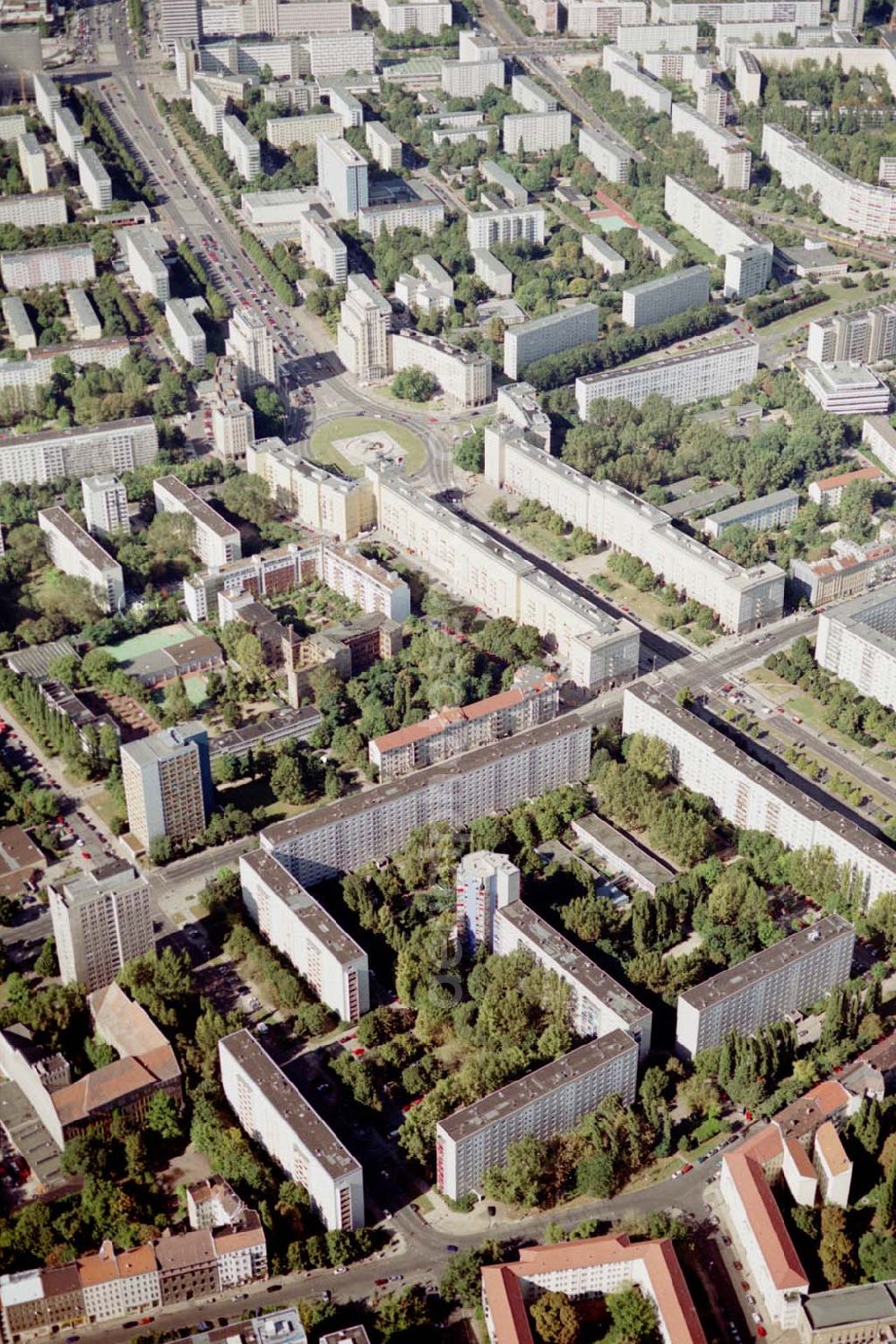 Aerial photograph Berlin - Friedrichshain - Neuerrichtetes Seniorenhaus im Wohngebiet an der Singerstraße in Berlin - Friedrichshain - ein Projekt der Wohnungsbaugesellschaft Friedrichshain.