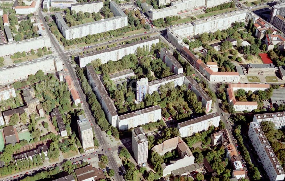 Berlin - Friedrichshain from above - Neuerrichtetes Seniorenhaus im Wohngebiet an der Singerstraße in Berlin - Friedrichshain - ein Projekt der Wohnungsbaugesellschaft Friedrichshain.