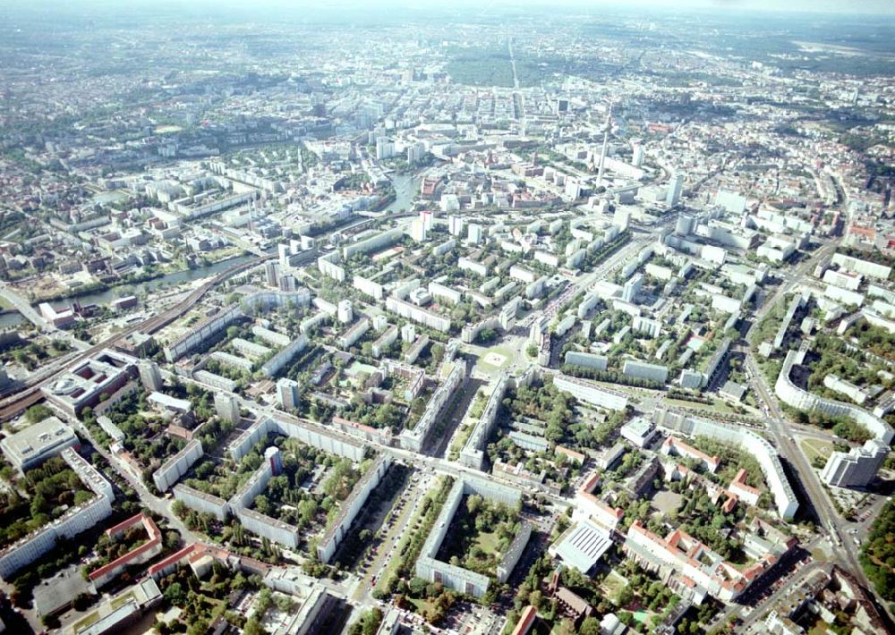 Aerial photograph Berlin - Friedrichshain - Neuerrichtetes Seniorenhaus im Wohngebiet an der Singerstraße in Berlin - Friedrichshain - ein Projekt der Wohnungsbaugesellschaft Friedrichshain.