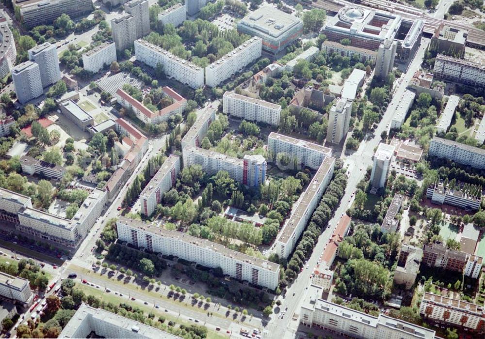 Berlin - Friedrichshain from the bird's eye view: Neuerrichtetes Seniorenhaus im Wohngebiet an der Singerstraße in Berlin - Friedrichshain - ein Projekt der Wohnungsbaugesellschaft Friedrichshain.