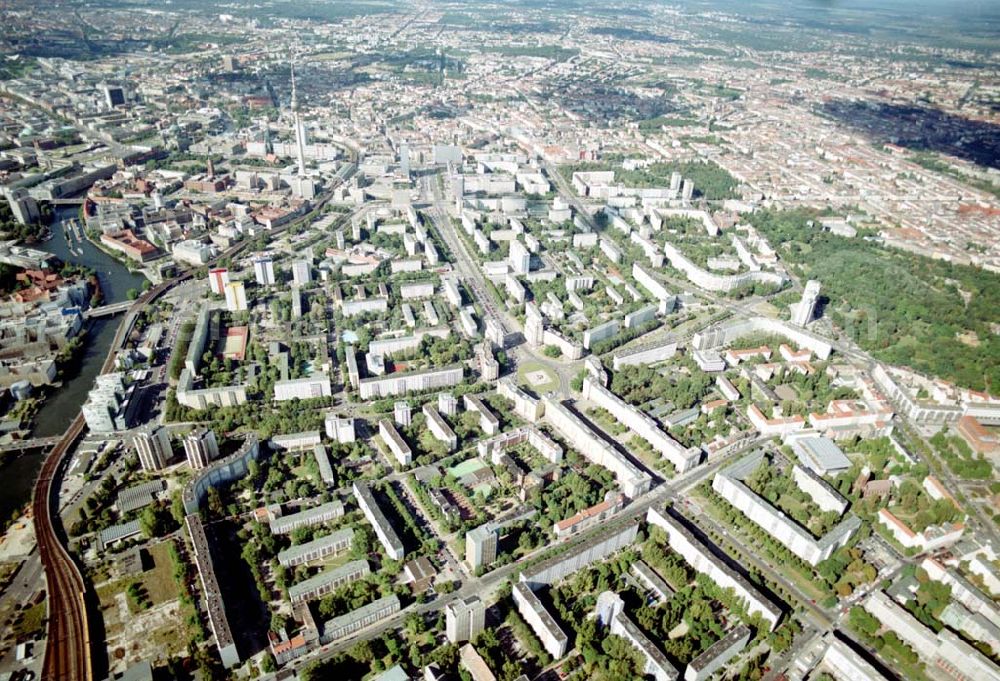 Aerial image Berlin - Friedrichshain - Neuerrichtetes Seniorenhaus im Wohngebiet an der Singerstraße in Berlin - Friedrichshain - ein Projekt der Wohnungsbaugesellschaft Friedrichshain.