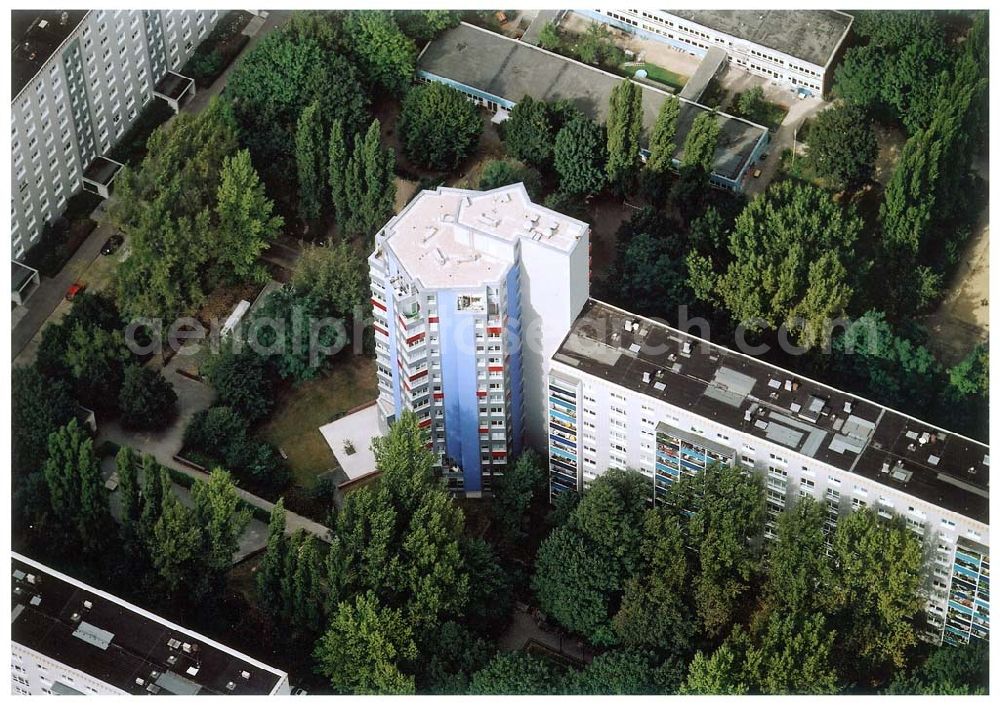 Aerial photograph Berlin - Friedrichshain - Neuerrichtetes Seniorenhaus im Wohngebiet an der Singerstraße in Berlin - Friedrichshain - ein Projekt der Wohnungsbaugesellschaft Friedrichshain.