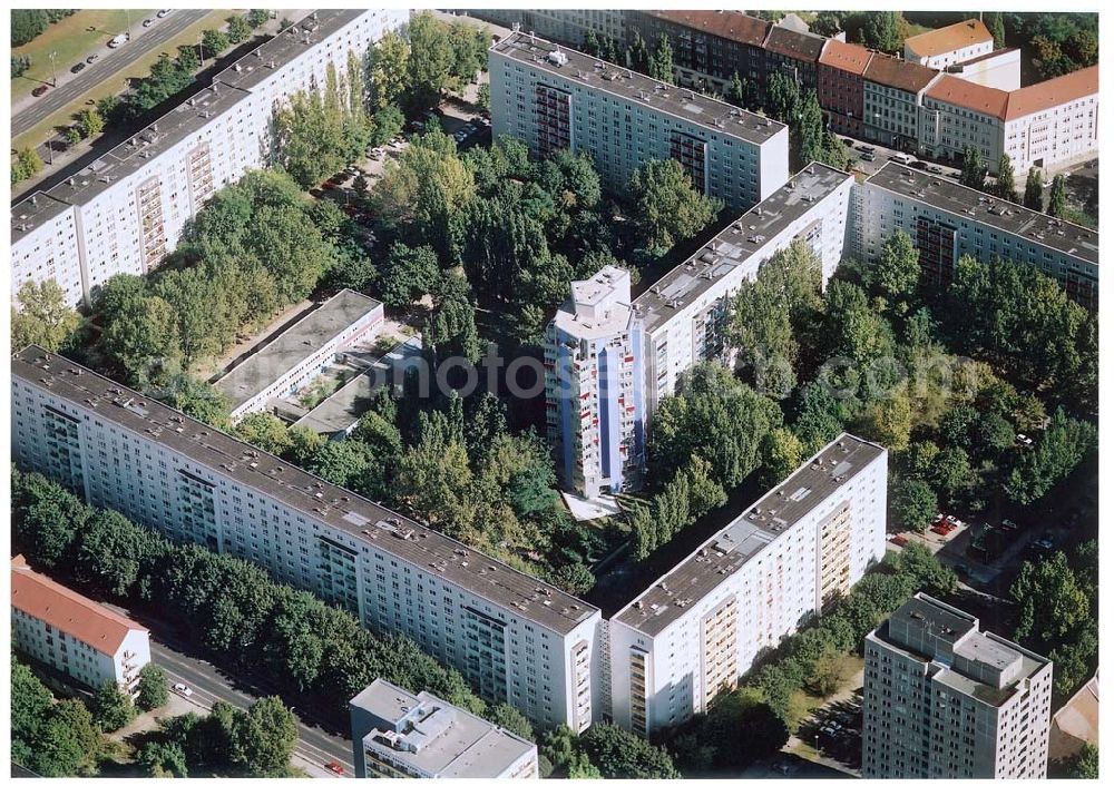 Berlin - Friedrichshain from above - Neuerrichtetes Seniorenhaus im Wohngebiet an der Singerstraße in Berlin - Friedrichshain - ein Projekt der Wohnungsbaugesellschaft Friedrichshain.