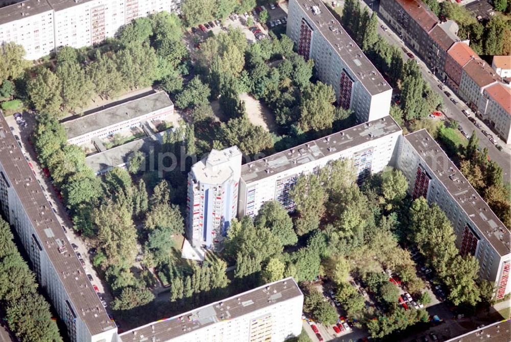 Aerial photograph Berlin - Friedrichshain - Neuerrichtetes Seniorenhaus im Wohngebiet an der Singerstraße in Berlin - Friedrichshain - ein Projekt der Wohnungsbaugesellschaft Friedrichshain.