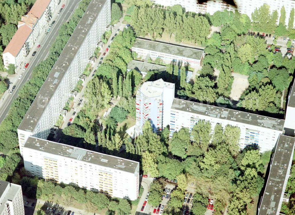 Berlin - Friedrichshain from above - Neuerrichtetes Seniorenhaus im Wohngebiet an der Singerstraße in Berlin - Friedrichshain - ein Projekt der Wohnungsbaugesellschaft Friedrichshain.