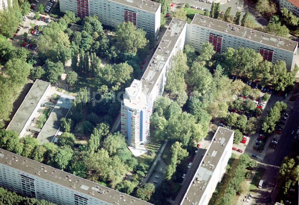 Aerial image Berlin - Friedrichshain - Neuerrichtetes Seniorenhaus im Wohngebiet an der Singerstraße in Berlin - Friedrichshain - ein Projekt der Wohnungsbaugesellschaft Friedrichshain.