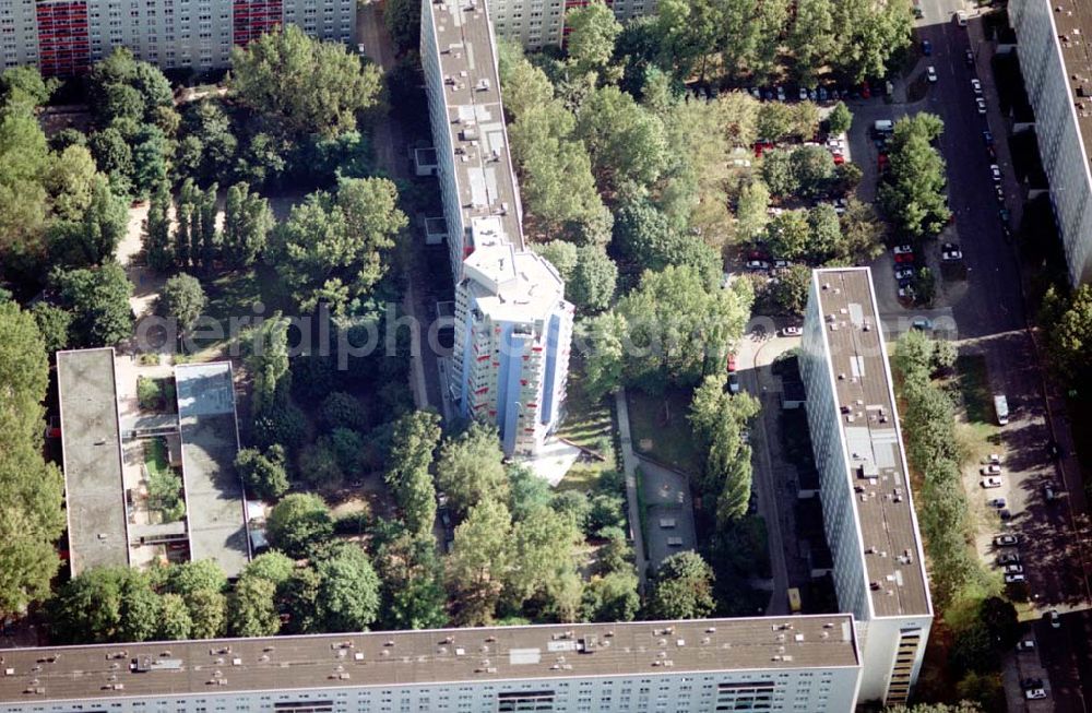 Aerial photograph Berlin - Friedrichshain - Neuerrichtetes Seniorenhaus im Wohngebiet an der Singerstraße in Berlin - Friedrichshain - ein Projekt der Wohnungsbaugesellschaft Friedrichshain.