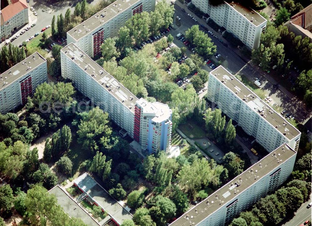 Berlin - Friedrichshain from above - Neuerrichtetes Seniorenhaus im Wohngebiet an der Singerstraße in Berlin - Friedrichshain - ein Projekt der Wohnungsbaugesellschaft Friedrichshain.