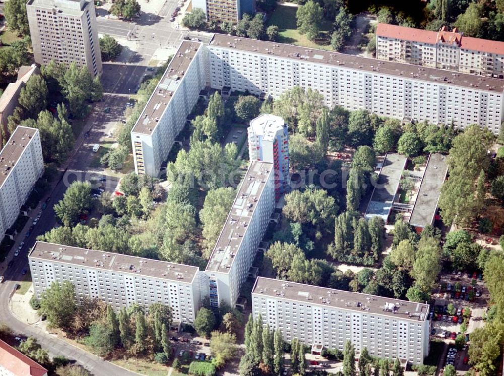 Berlin - Friedrichshain from the bird's eye view: Neuerrichtetes Seniorenhaus im Wohngebiet an der Singerstraße in Berlin - Friedrichshain - ein Projekt der Wohnungsbaugesellschaft Friedrichshain.